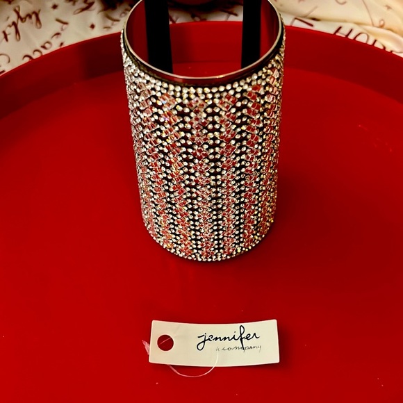 Jewelry - Beautiful Silvertone cuff bracelet